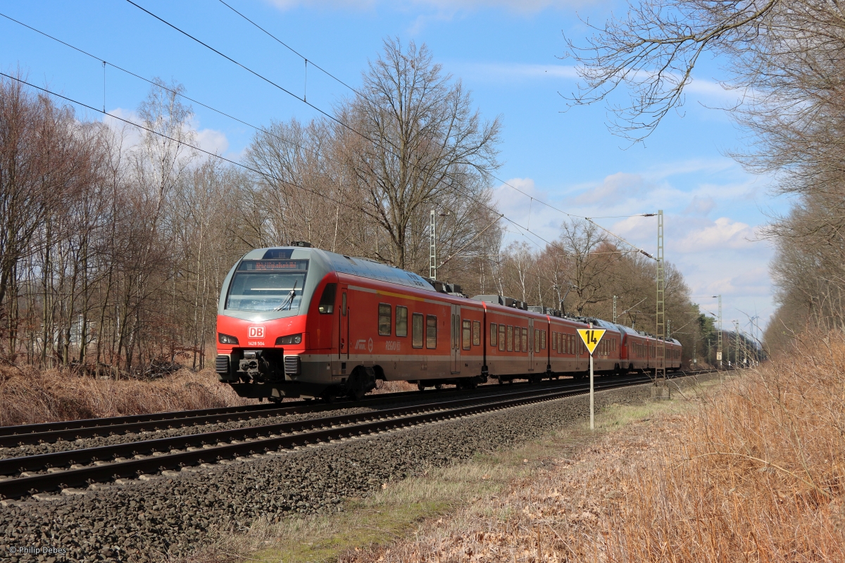 1428 504 (DB) zusammen mit 1428 008 als RE42 in Richtung Mönchengladbach Hbf in Marl-Sinsen, 18. März 2023