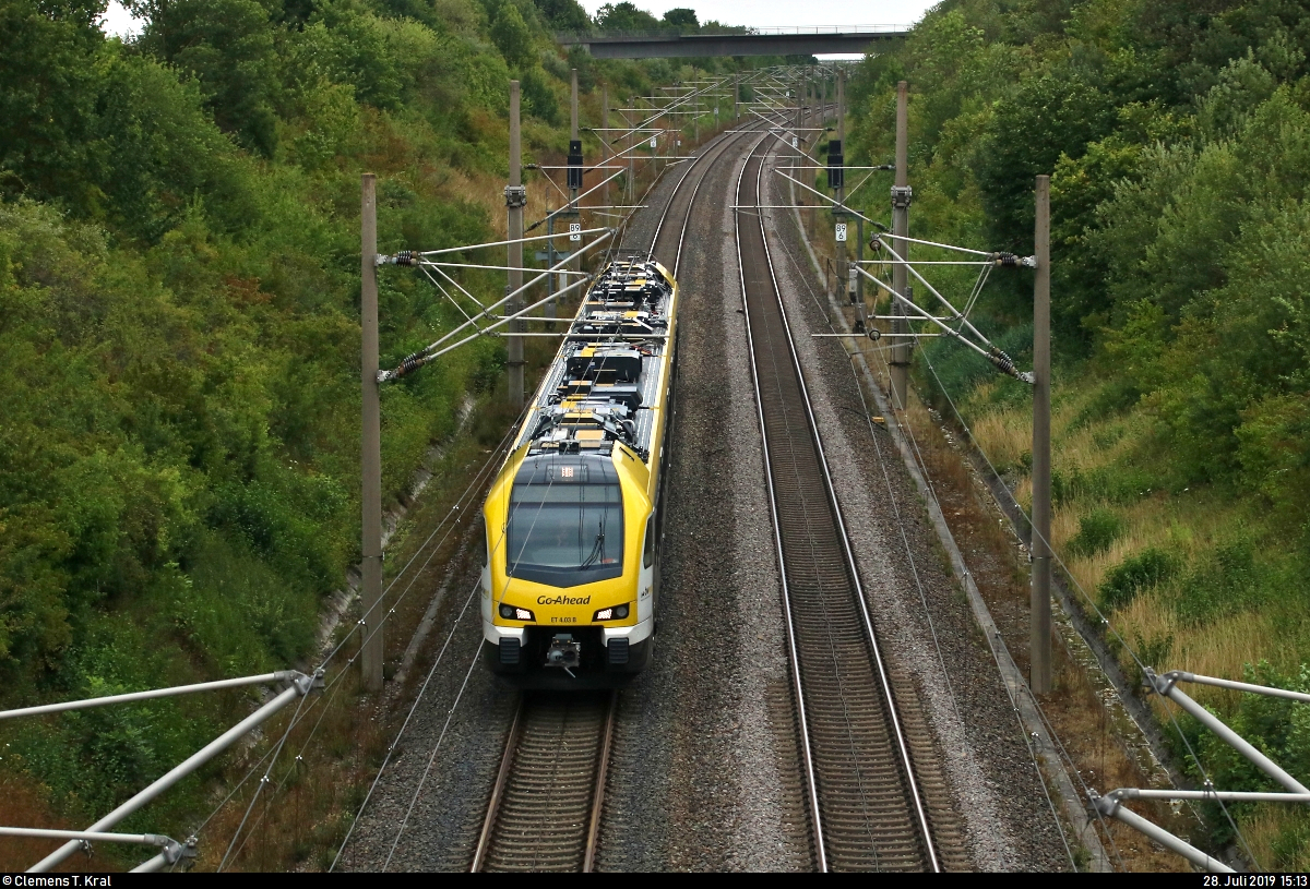 1428 517-5 (ET 4.03 | Stadler FLIRT 160) der Go-Ahead Baden-Württemberg GmbH (GABW) als IRE 19678 (IRE1) von Schwäbisch Gmünd nach Karlsruhe Hbf passiert die Überleitstelle (Üst) Markgröningen Glems auf der Schnellfahrstrecke Mannheim–Stuttgart (KBS 770).
Aufgenommen von einer Brücke.
[28.7.2019 | 15:13 Uhr]