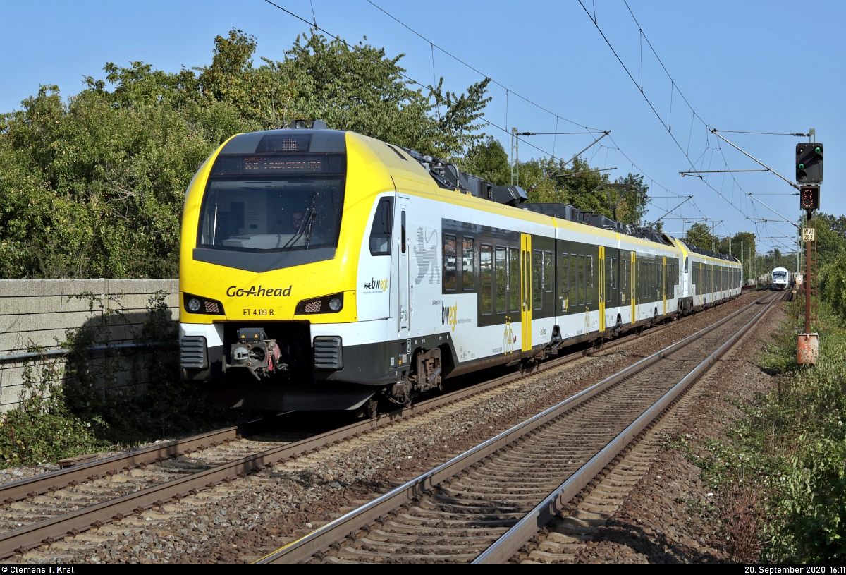 1428 523-3 (ET 4.09) und 1430 047-9 (ET 6.04 | Stadler FLIRT 160) durchfahren den Hp Ellental auf Gleis 1.
Aufgenommen am Ende des Bahnsteigs 2.

🧰 Go-Ahead Baden-Württemberg GmbH (GABW)
🚝 RE 19680 (RE1) Stuttgart Hbf–Karlsruhe Hbf [Umleiter] [+5]
🚩 Bahnstrecke Bietigheim-Bissingen–Bruchsal (Westbahn (Württemberg) | KBS 770)
🕓 20.9.2020 | 16:11 Uhr