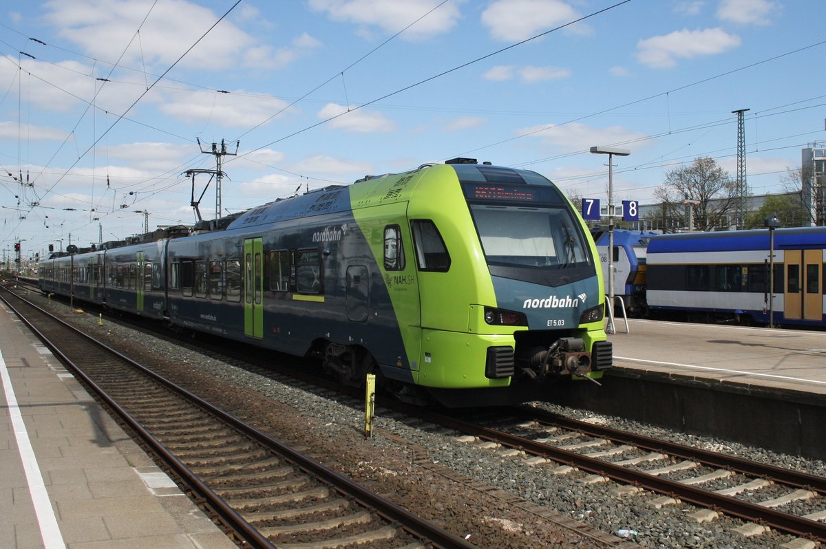 1429 003-5 ist am 21.4.2016 als RB71 (NBE83868) nach Elmshorn unterwegs, soeben wird Hamburg-Altona verlassen.