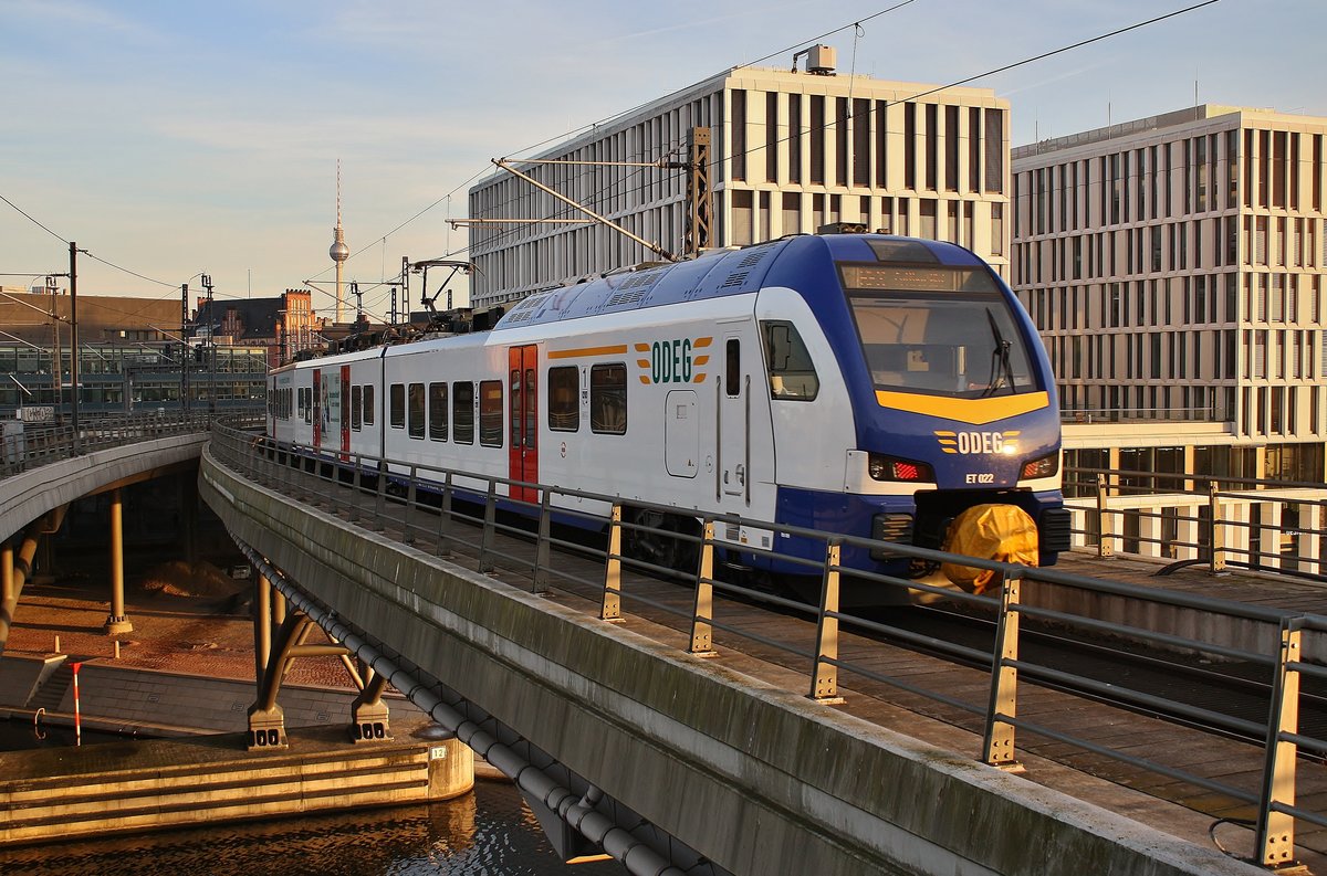 1429 022-5 verlässt am 18.12.2020 als RE2 (RE63952) von Berlin Zoologischer Garten nach Cottbus Hauptbahnhof den Berliner Hauptbahnhof. 