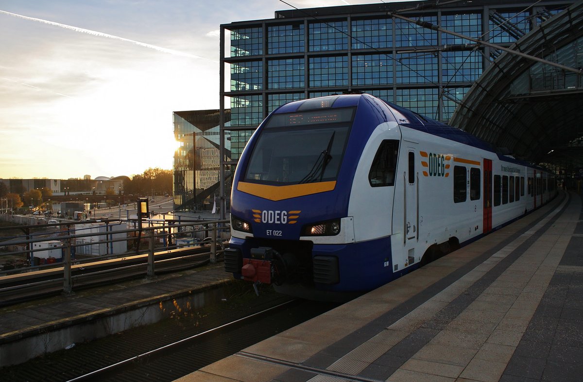 1429 522-4 fährt am 18.12.2020 als RE2 (RE63952) von Berlin Zoologischer Garten nach Cottbus Hauptbahnhof aus dem Berliner Hauptbahnhof aus. 