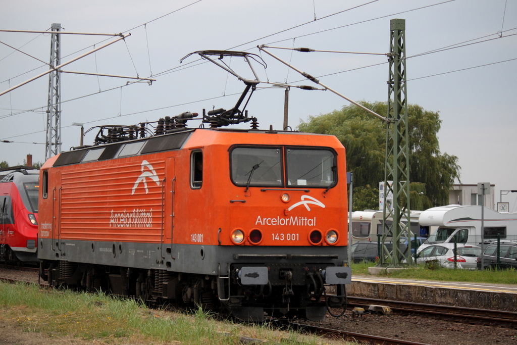 143 001-6 beim Rangieren im Bahnhof Warnem�nde Sie fuhr sp�ter Richtung Rostock-Bramow zur Abestellung.Aufgenommen am 09.08.2014