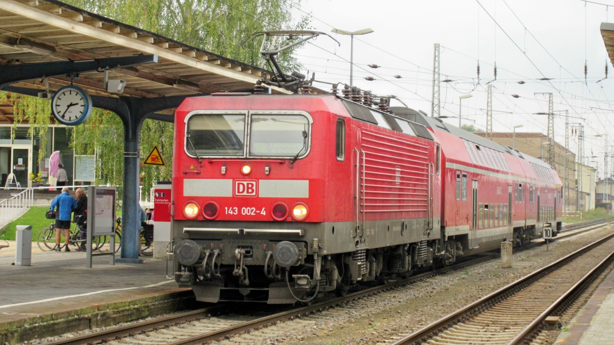 143 002-4 (die zweitälteste 143) kam am 12.9.14 in Falkenberg (E.) mit einem RE aus Dessau an