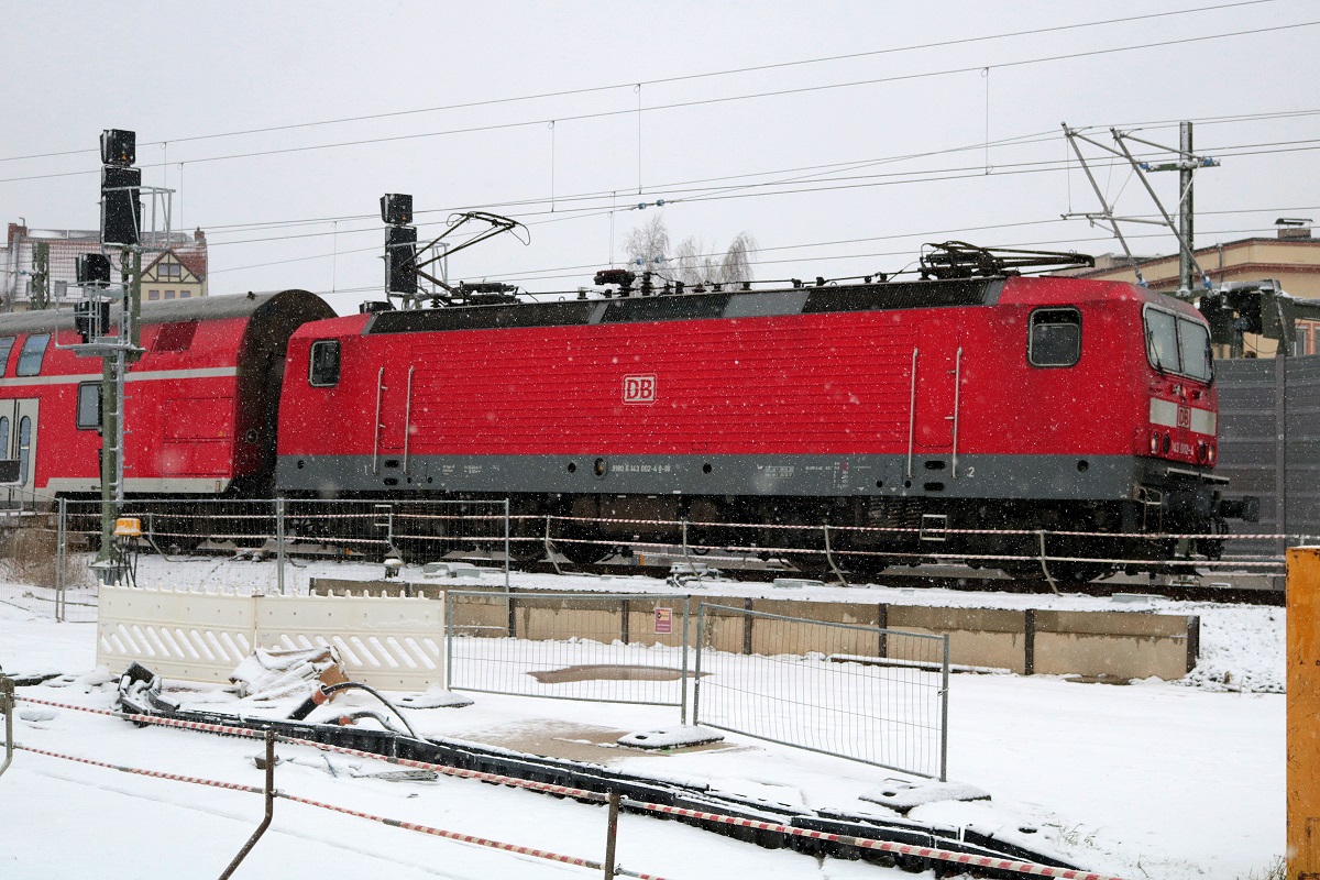 143 002-4 der S-Bahn Mitteldeutschland (DB Regio Südost) als S 37740 (S7) nach Halle-Nietleben verlässt ihren Startbahnhof Halle(Saale)Hbf Gl. 13a bei Schneefall. [3.12.2017 | 14:51 Uhr]