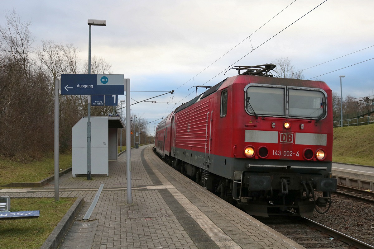 143 002-4 der S-Bahn Mitteldeutschland (DB Regio Südost) als S 37736 (S7) von Halle(Saale)Hbf Gl. 13a nach Halle-Nietleben erreicht den Hp Halle Zscherbener Straße auf Gleis 1. [24.12.2017 | 14:08 Uhr]