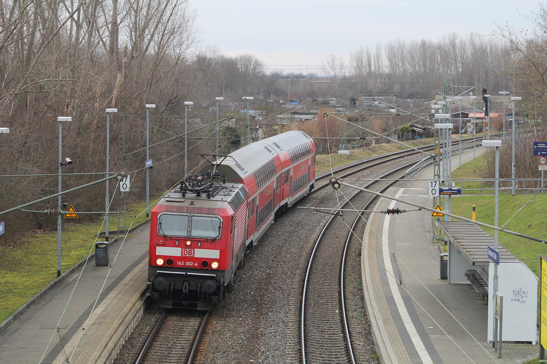 143 002 mit der S 7 von Halle Hbf nach Halle-Nietleben am Haken.
Aufnahmeort: Haltepunkt Halle Zscherbener Straße.
Aufnahmedatum: 5. März 2016