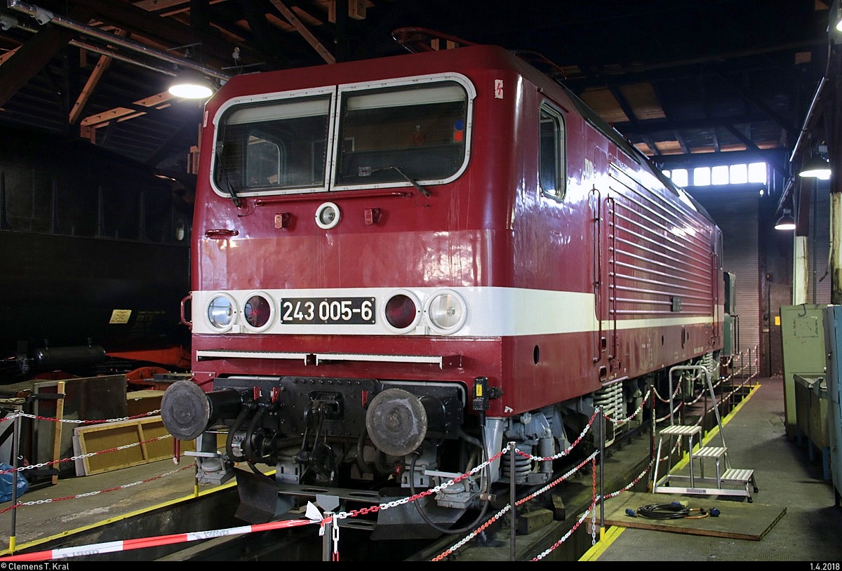 143 005-7 (243 005-6) der Traditionsgemeinschaft Bw Halle P e.V. steht im Lokschuppen des DB Museums Halle (Saale) während des Osterfests. [1.4.2018 | 11:48 Uhr]