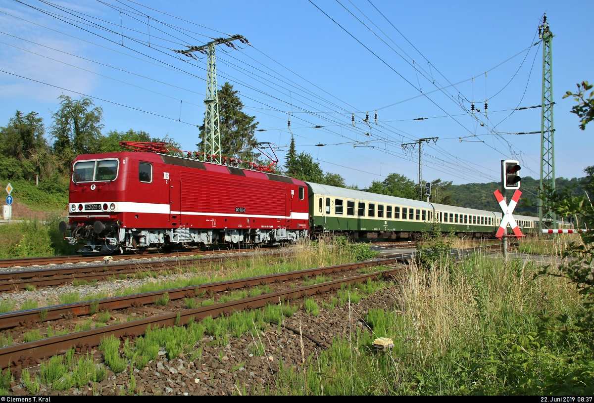 143 005-7 (243 005-6) der Traditionsgemeinschaft Bw Halle P e.V. als  Spielzeug-Express  von Weimar nach Sonneberg(Thür)Hbf, u.a. anlässlich des 70-jährigen Jubiläums der PIKO Spielwaren GmbH, fährt nach dem Passieren des Bahnhofs Großheringen vorbei am Bahnübergang an der L 1061 in Großheringen auf der Bahnstrecke Großheringen–Saalfeld (Saalbahn | KBS 560).
[22.6.2019 | 8:37 Uhr]