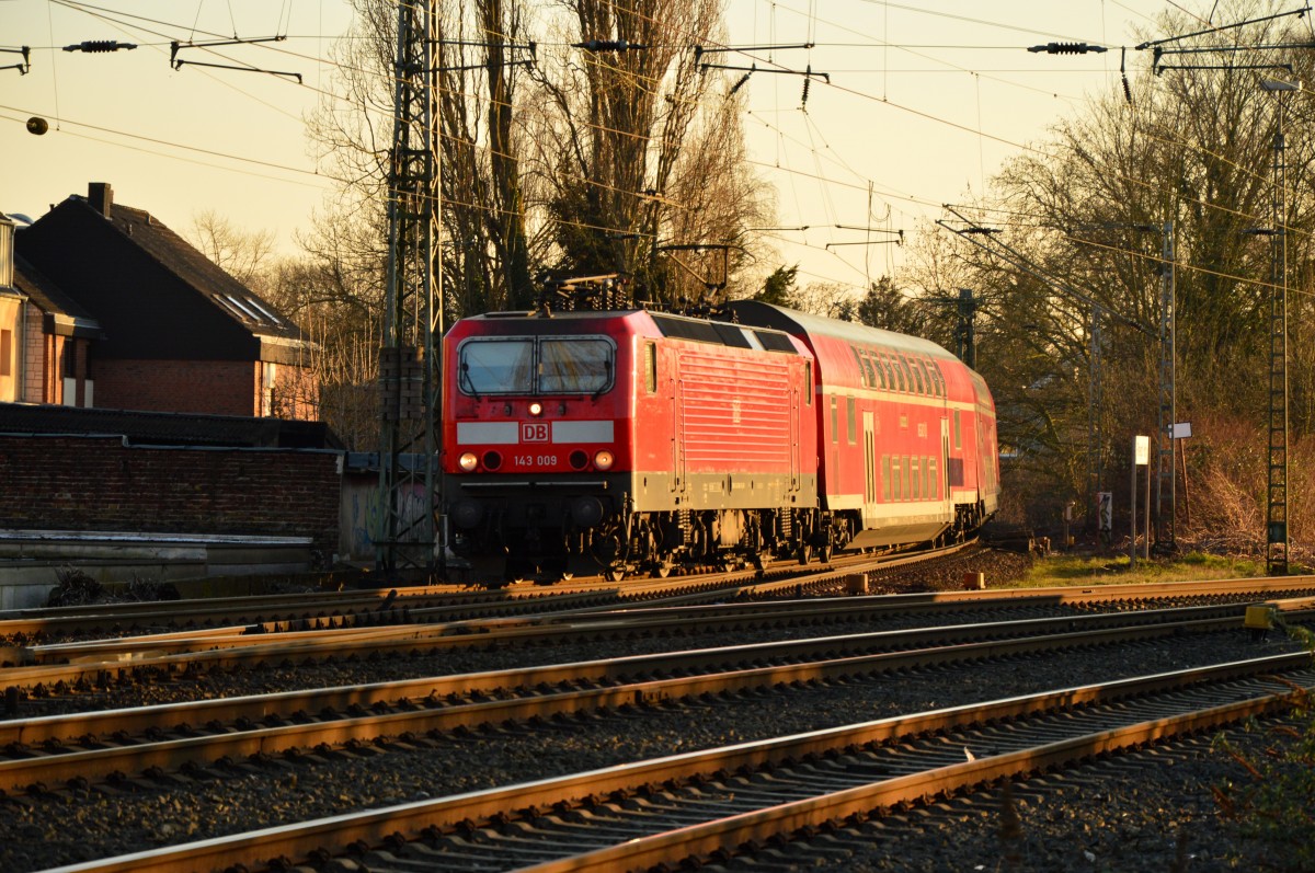 143 009 mit einem RB 27 nach Koblenz am Dienstag den 16.2.2016 beim Verlassen des Rheydter Hbf. 