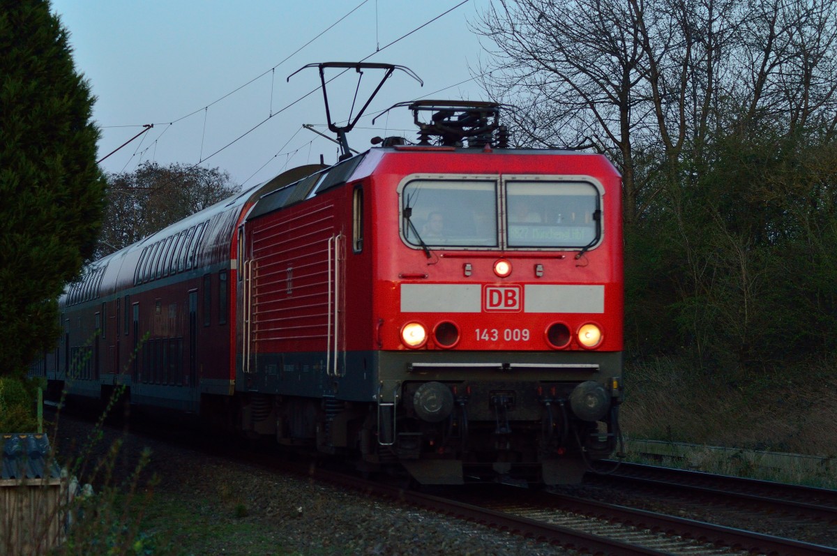 143 009 mit einem RB27 Zug bei Gubberath vorm BÜ Fürther Hecke nach Mönchengladbach Hbf unterweg am Abend des 20.3.2014