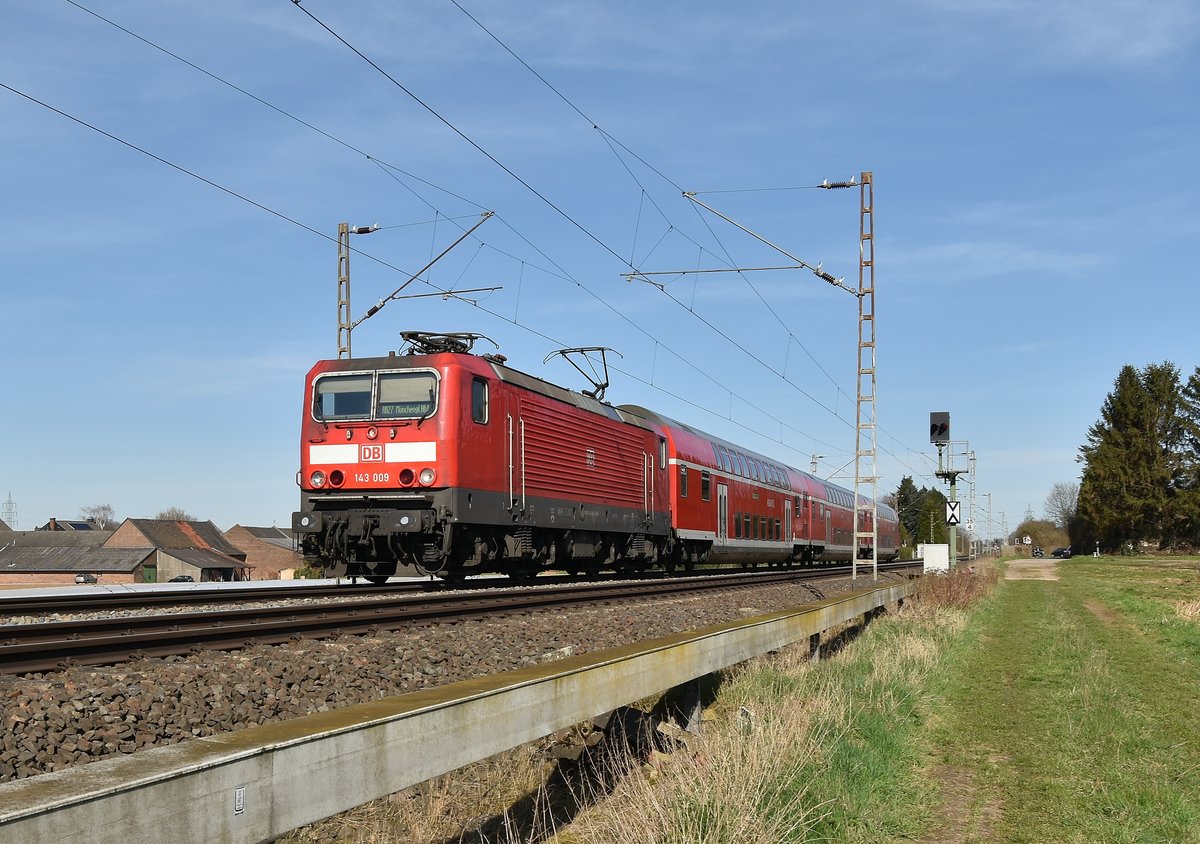 143 009 mit einem RE27 nach Mönchengladbach Hbf am heutigen Nachmittag bei Gubberath Fürther Hecke. 6.4.2018