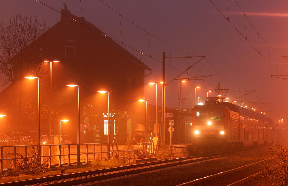 143 009 mit der RB 27 von Koblenz nach Mönchengladbach Hbf am 16. November 2010 im Bahnhof Pulheim.