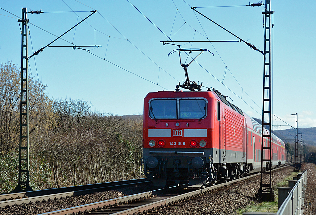 143 009 schiebt RB27 in Richtung Koblenz, hier bei Bonn-Beuel 12.02.2014