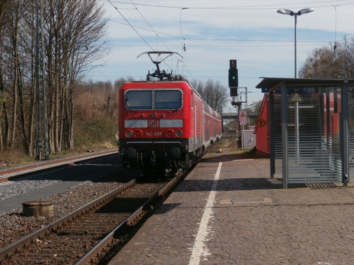 143 009 verlässt als Schublok den Bahnhof Rommerskirchen in Richtung Köln nach Koblenz. Vor ca. 5-10min endete diese RB in Rommerskirchen. RB27 endet von 9-14 Uhr in Rommerskirchen. Hier bei schönen Sonnenschein zu sehen. Das Signallicht Grün erscheint bei naher Anscicht von grün nach blau.
Rommerskirchen 20.3.2014