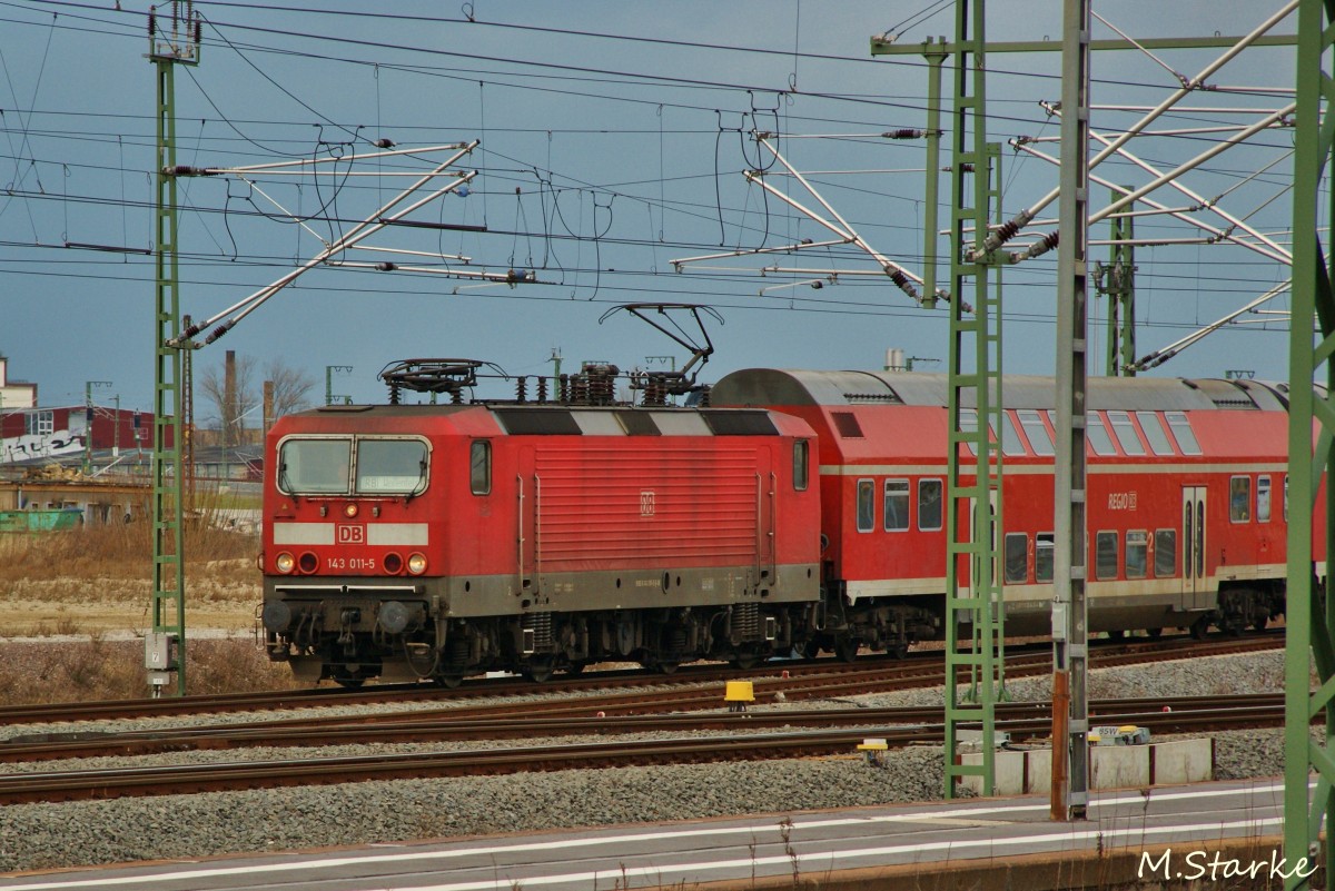 143 011-5 mit einer RB von Halle/S. komment fährt in den Leipziger Hbf. ein am 21.02.14.
