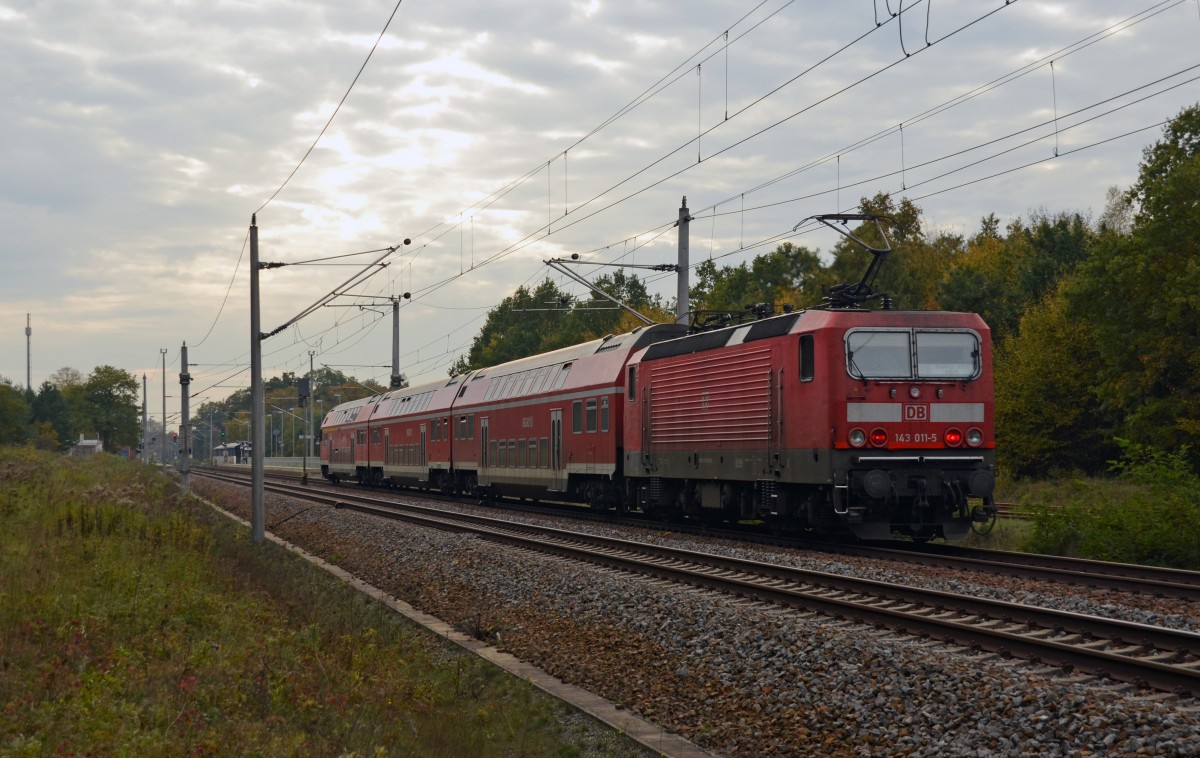 143 011 erreicht mit einer RB aus Wittenberg den Hp.Burgkemnitz. Anschließend schob sie ihren Wagenpark weiter nach Halle(S). Ob die Lok mit diesen Racing-Streifen wirklich schneller fährt?!