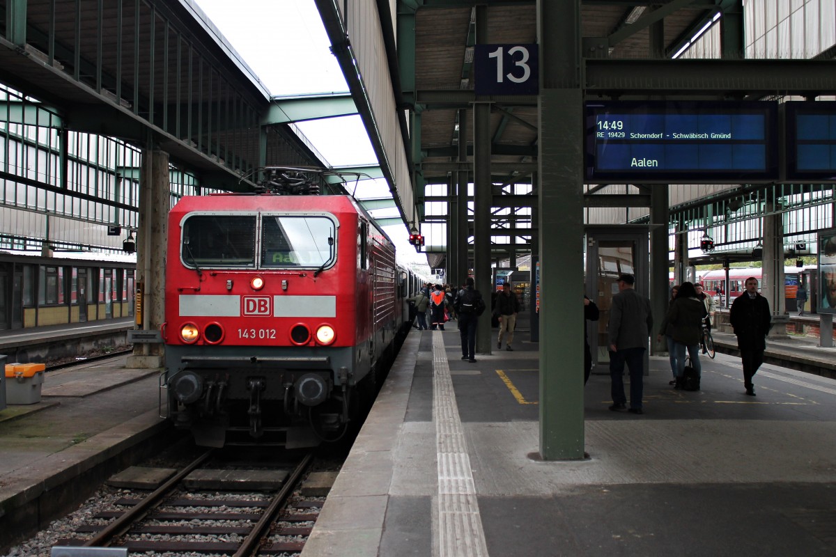 143 012 stand am 23.10.2014 mit dem RE 19429 (Stuttgart Hbf - Aalen), wartend auf die Abfahrt, im Hauptbahnhof von Stuttgart.
