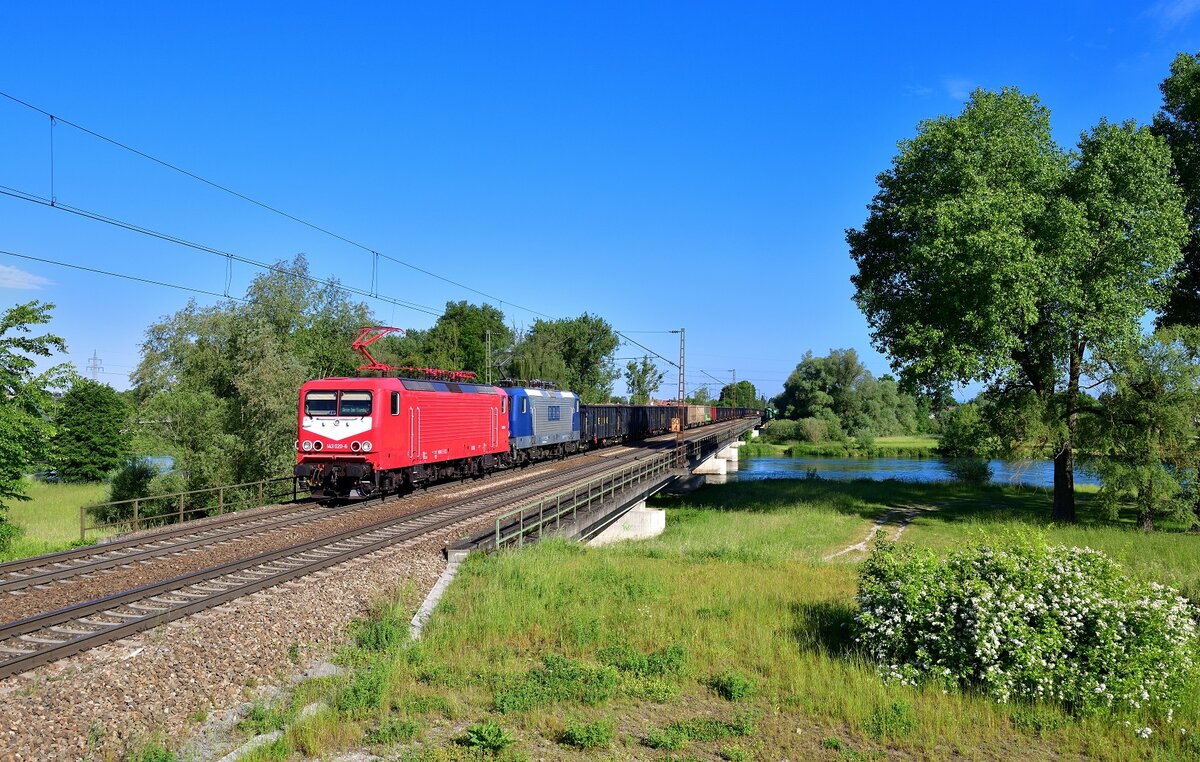143 020 + 143 295 mit einem Holzzug am 31.05.2022 bei Plattling.