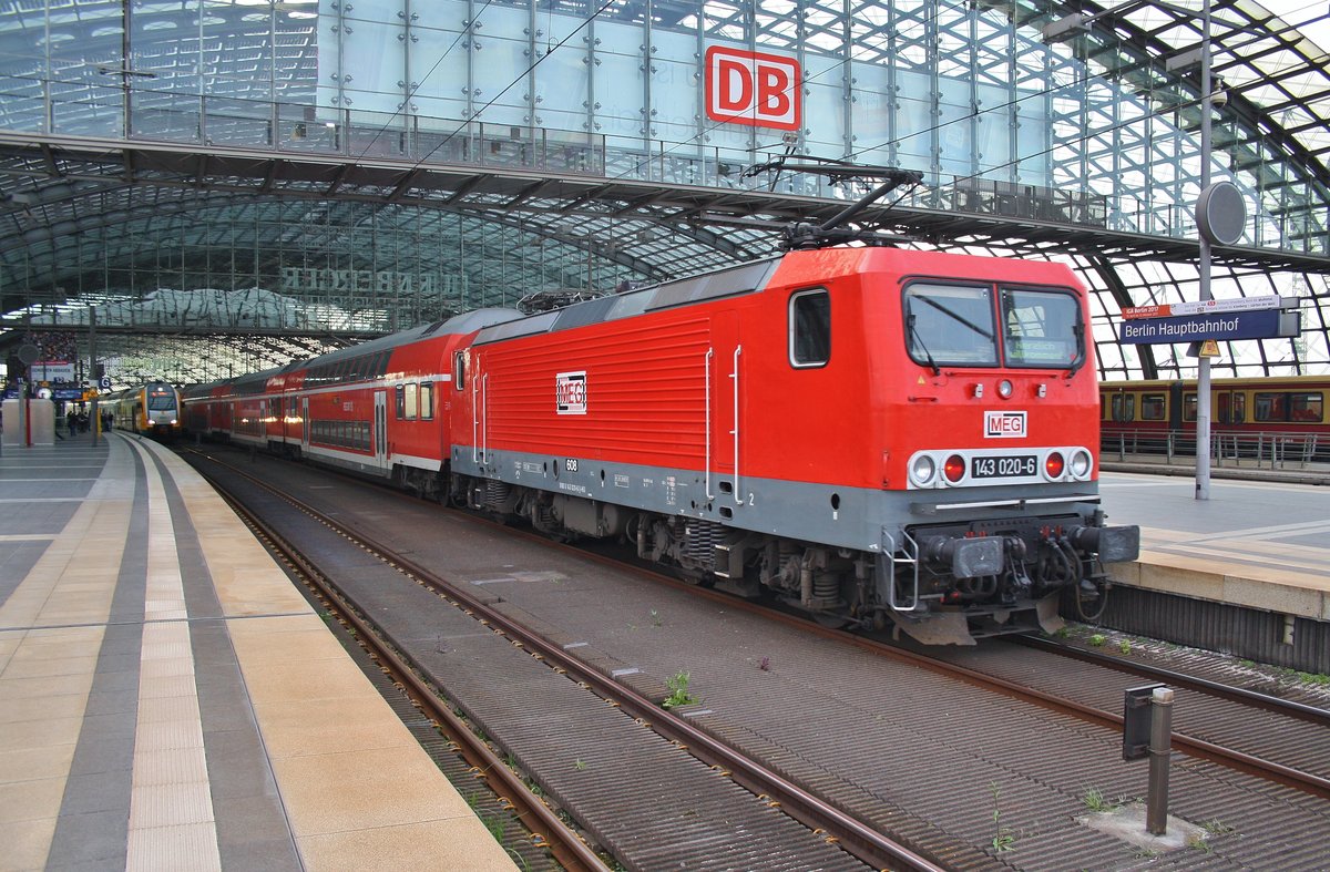 143 020-6 drückt am Abend des 12.5.2017 die RB14 (RB18628)  Airport-Express  von Berlin Schönefeld Flughafen nach Nauen in den Hauptbahnhof der Bundeshauptstadt. 