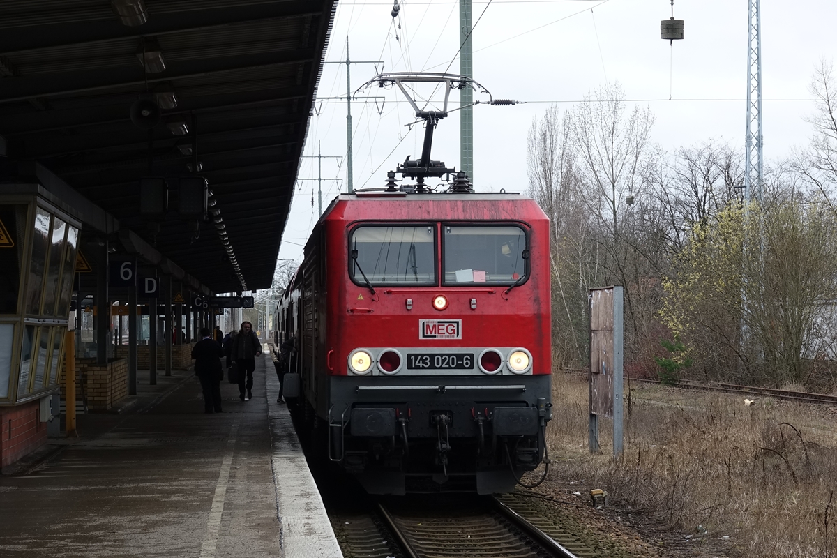 143 020-6 der MEG (MEG 608) kam für die DB Regio auf der Linie RB14  (Nauen-Schönefeld Flughafen) zum Einsatz. Berlin Schönefeld Flughafen am 20.03.2017