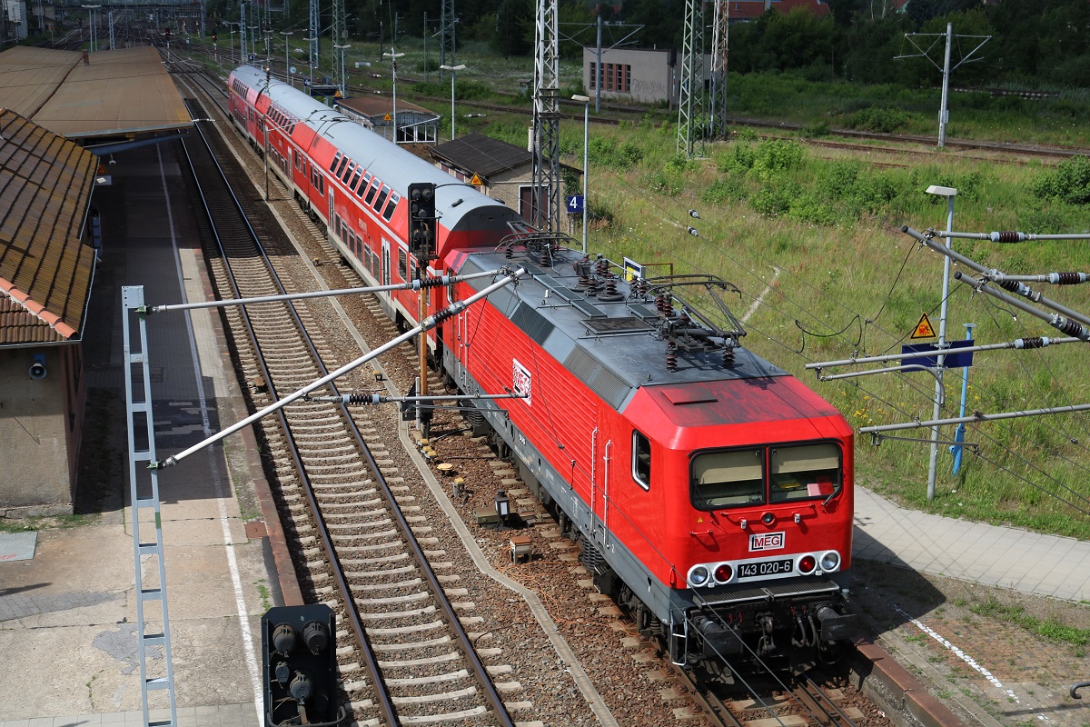 143 020-6 MEG mit DR-Doppelstockwagen geistert als leerer  Ersatzzug  im Bahnhof Falkenberg(Elster) herum. Aufgenommen vom Bahnsteig 6. [8.7.2017 - 15:21 Uhr]