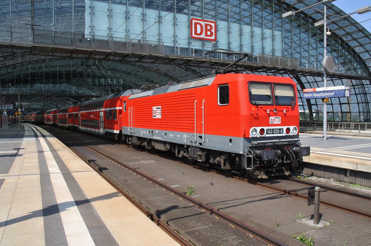 143 020-6 schiebt am 14.5.2017 die RB14 (RB18614) von Berlin Ostbahnhof nach Nauen in den Berliner Hauptbahnhof.