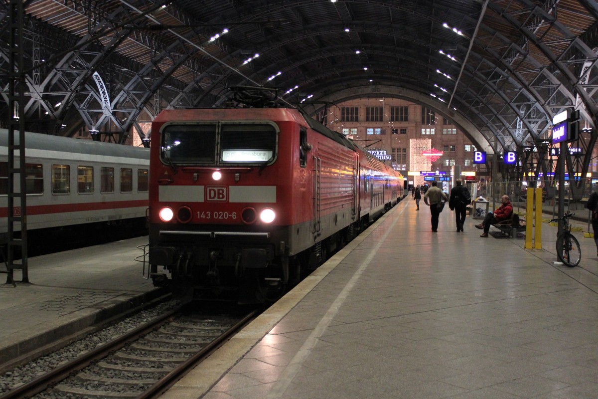 143 020-6 steht am 14.12.2013 mit der RB nach Annaburg über Dessau in Leipzig Hbf bereit um in wenigen Sekunden abzufahren . 