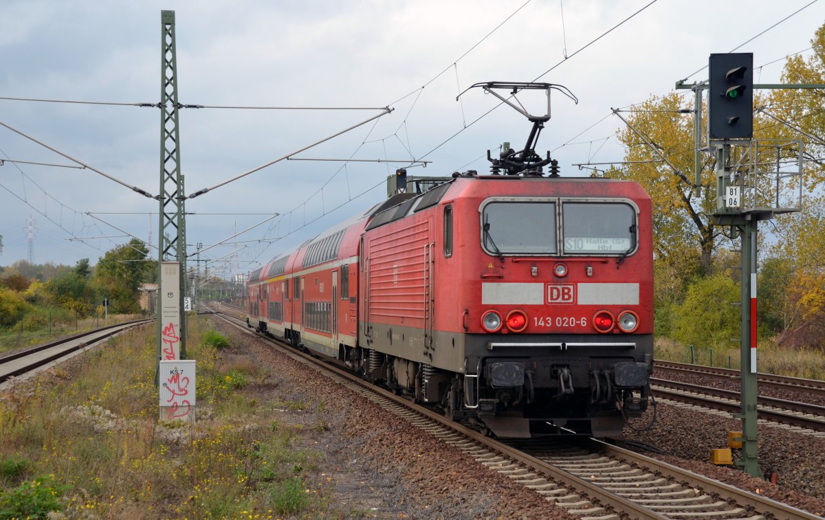 143 020 beschleunigt am 20.10.13 ihre S10 nach Halle(S) Hbf aus dem S-Bahnhof Dieskau heraus um in k�rze schon wieder am im Hintergrund erkennbaren S-Bahnhof Halle Messe zum stehen zu kommen.