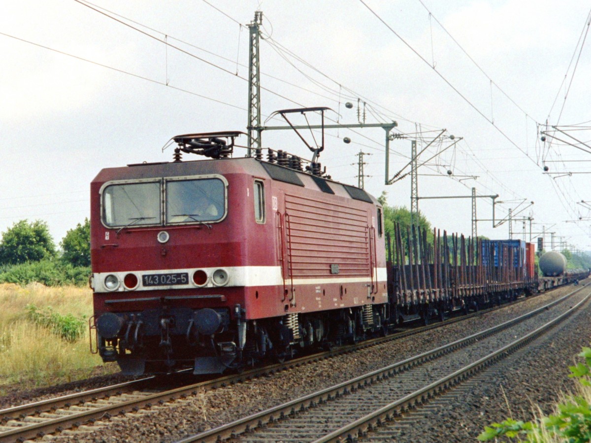 143 025 mit Gterzug Richtung Braunschweig am 19.07.1995 in Schandelah