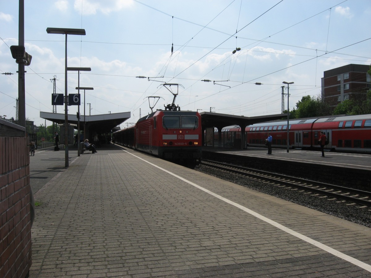 143 030-5 musste am 9.6.13 Ihre Fahrt nach K-Nippes in K-Mülheim wegen einer Signalstörung beenden und fährt in Kürze von Gleis 6 (hier fahren die Züge normalerweise nur Richtung Köln) nach Essen zurück.