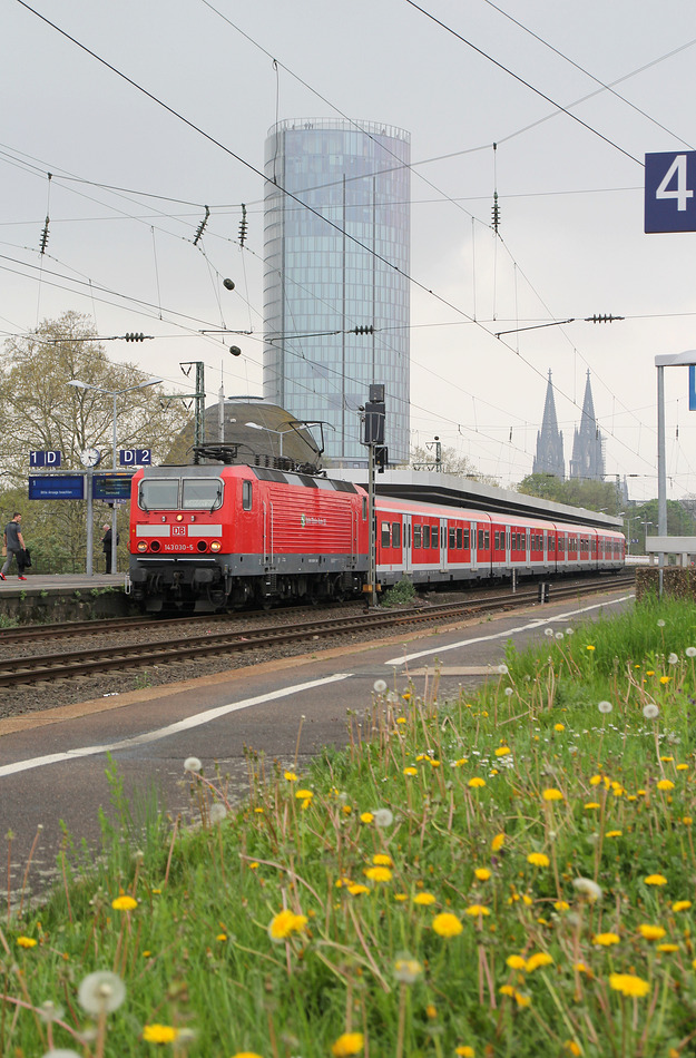 143 030 mit einer Sonderleistung anlässlich der FIBO-Messe.
Aufgenommen am 5. April 2014 im Bahnhof Köln Messe / Deutz.