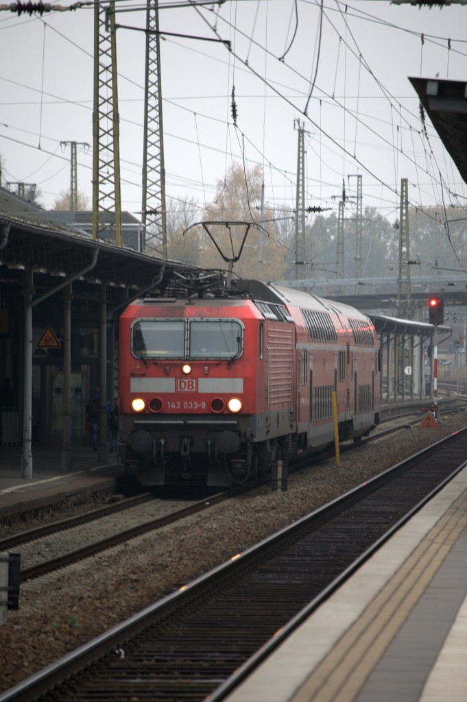 143 033 - 9 bei der Einfahrt in Riesa mit einer kurzen Regionalbahn aus Chemnitz
15.11.2013 14:24 Uhr
