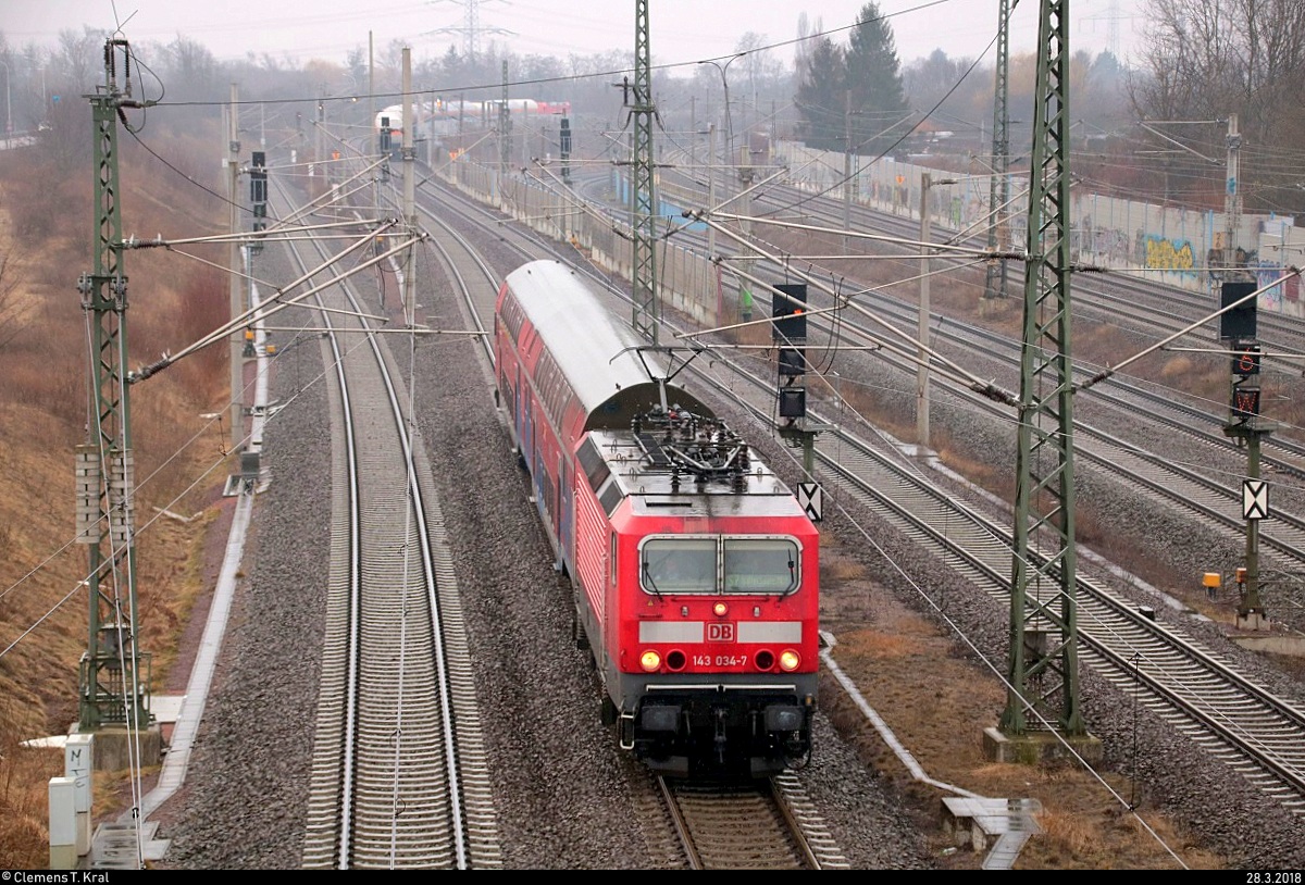 143 034-7 der S-Bahn Mitteldeutschland (DB Regio Südost) als S 37719 (S7) von Halle-Nietleben nach Halle(Saale)Hbf Gl. 13a passiert den Abzweig Thüringen (At). Aufgenommen von der Brücke Dieselstraße, Halle (Saale). [28.3.2018 | 9:09 Uhr]