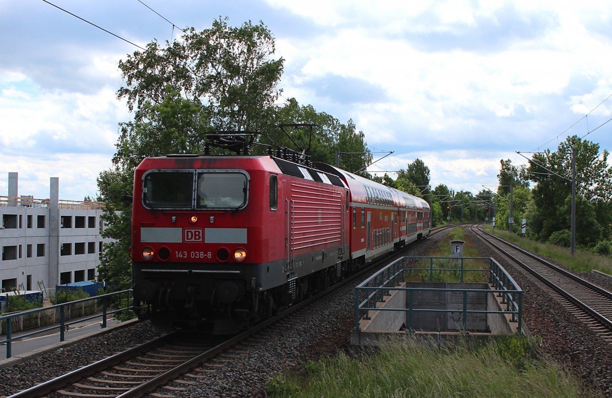 143 038-8 fährt am 30.05.2015 mit dem  RE 4767 (Hof Hbf - Dresden Hbf) durch Zwickau-Pölbitz.