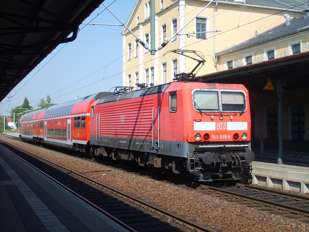 143 038 - mit einer RegionalBahn - RB 30 - in Freiberg(Sachs) - am 10-August-2015