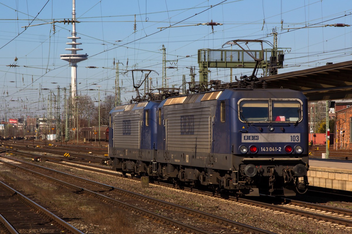 143 041-2 im Doppelpack auf dem Durchfahrtsgleis in Bremen Hbf. 12.3.2014