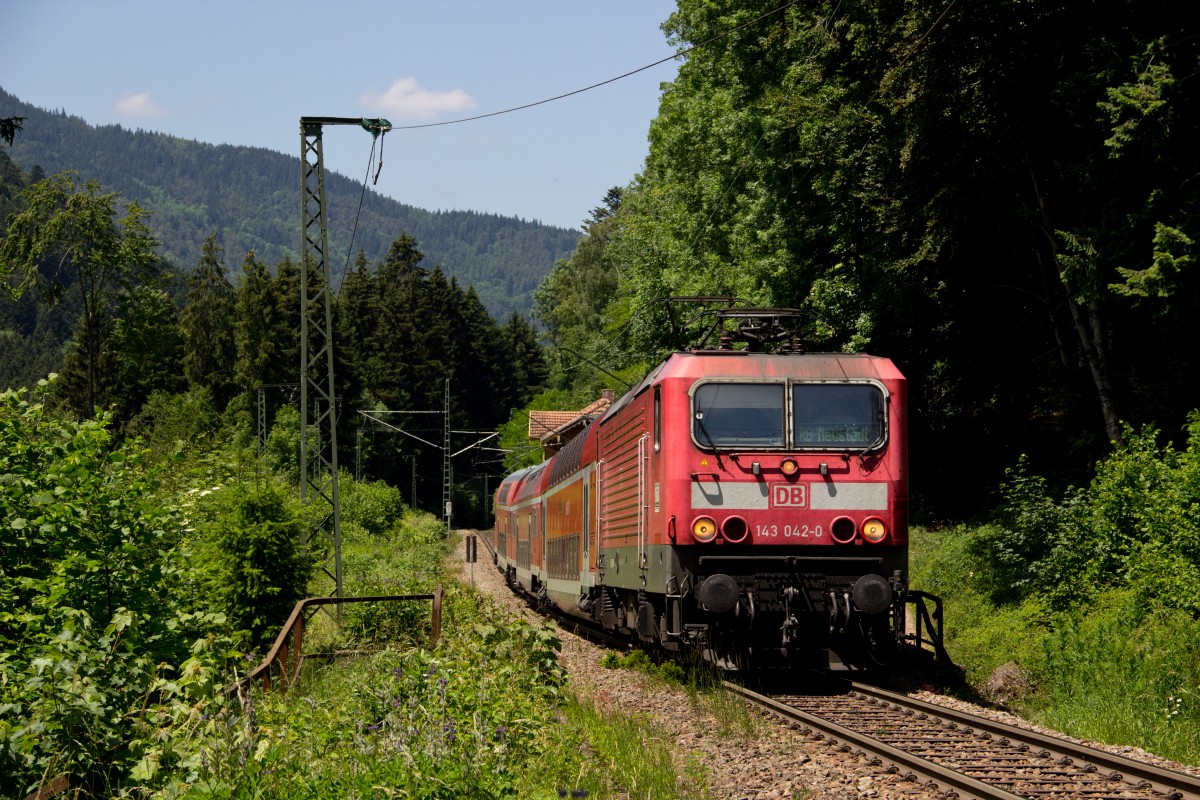 143 042-0 beschleunigt mit der RB 26941 (Freiburg (Breisgau)Hbf - Neustadt(Schwarzwald) bei Höllsteig die kleine Steigung hinauf auf den Feldberg am 21.06.14