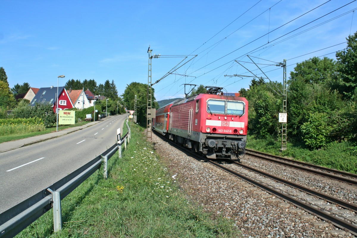 143 042-0 mit der nachmittglichen Zusatz-RB von Freiburg (Breisgau) Hbf nach Neuenburg (Baden) am Nachmittag des 15.08.13 in Schallstadt.