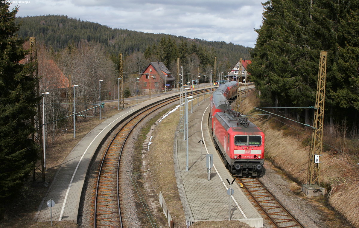 143 042-0 mit der RB 17275 (Freiburg(Brsg)Hbf-Seebrugg) in Bärental 29.3.16