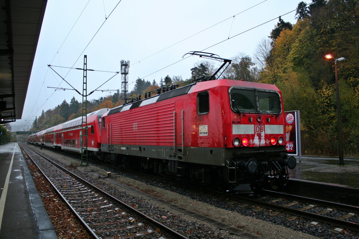 143 042-0 mit einer RB von Freiburg (Breisgau) Hbf nach Seeburgg am Nachmittag des 10.11.13 beim Halt im stark zurckgebauten Bahnhof Freiburg-Wiehre.
An der Spitze luft 143 050-3.