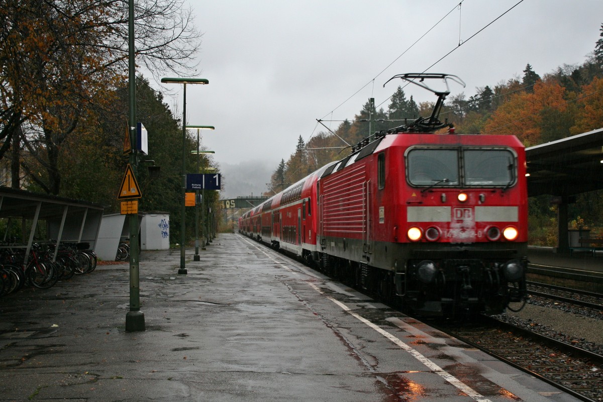 143 042-0 mit einer RB von Seebrugg nach Freiburg (Breisgau) Hbf am 10.11.13 bei der Einfahrt in den letzten Zwischenbahnhof Freiburg-Wiehre.
Am Zugschluss schob 143 050-3 nach.