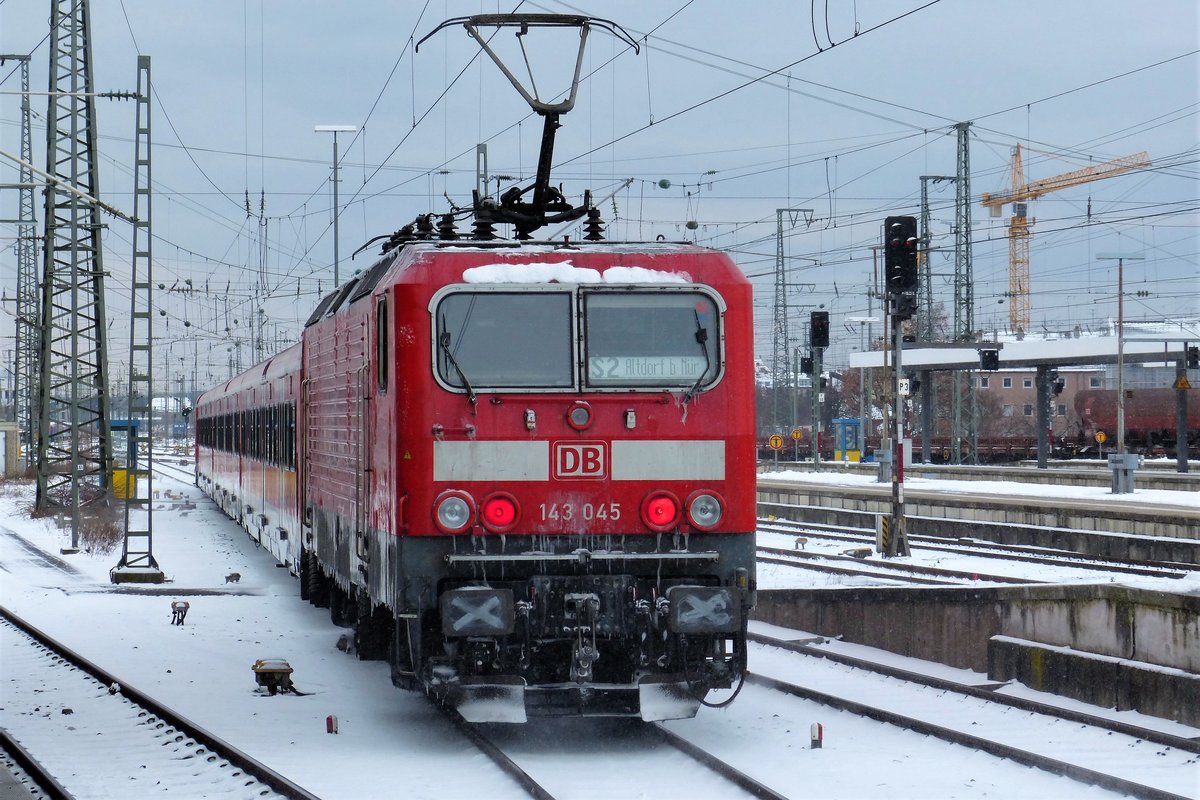 143 045 beim Verlassen des Nürnberg Hbf am 18.03.2018 (Lok biegt schon am Bahnsteig auf einer Weiche ab, deshalb die Perspektive)