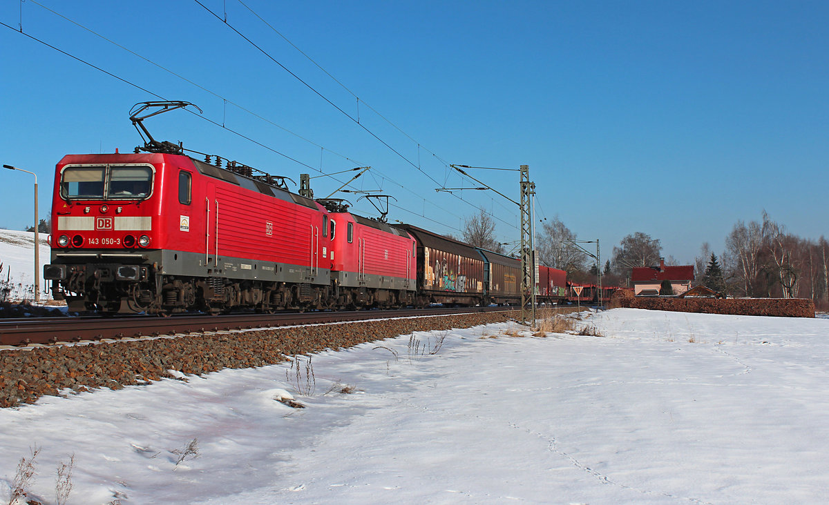 143 050-3 und 143 841-5 kommen am 28.01.2017 mit dem GA 52811 (Braunschweig Rangierbahnhof - Mosel) zum VW-Werk nach Mosel nahe dem Ortsteil Glauchau Schönbörnchen vorbei gefahren. 