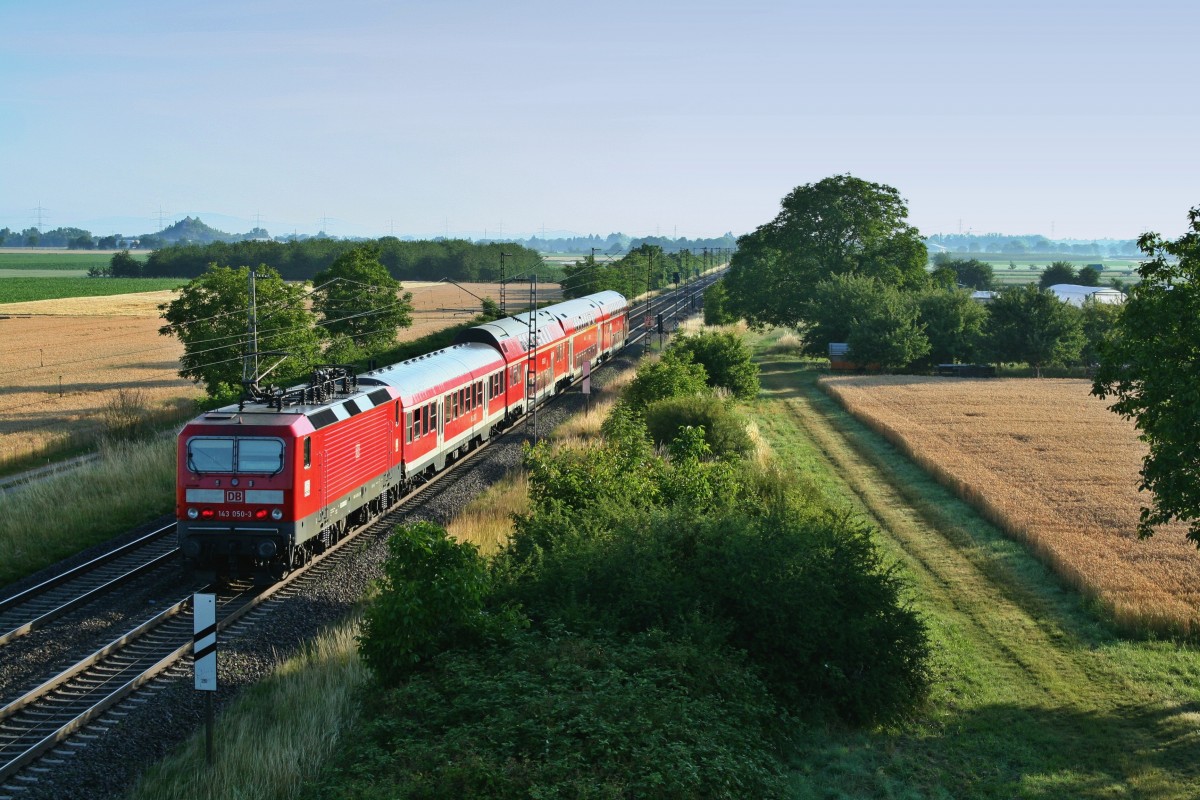 143 050-3 mit einer RB von Neuenburg (Baden) nach Freiburg (Breisgau) Hbf am Morgen des 03.07.14 nrdlich von Hgelheim.