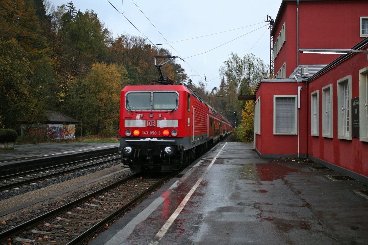 143 050-3 mit einer RB von Seeburgg nach Freiburg (Breisgau) Hbf am Nachmittag des 10.11.13 bei der Ausfahrt aus dem Bahnhof Freiburg-Wiehre.
Am anderen Ende des Zuges leistet 143 042-0 den auf dieser Strecke vorgeschriebenen Vorspann.