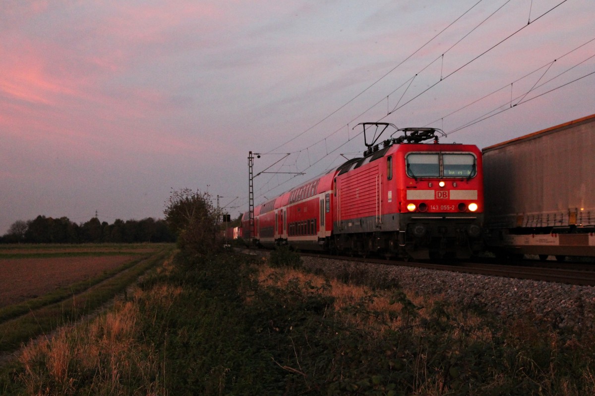 143 055-2 am 31.10.2014 mit einer HVZ-Verstärker RegionalBahn (Freiburg (Brsg) Hbf - Neuenburg (Baden)) südlich von Buggingen und fuhr gen Müllheim (Baden).