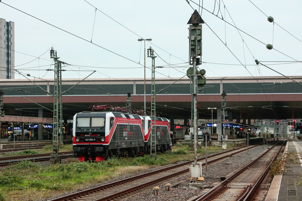 143 056-0 Erfurter Bahnservice & 143 124-6 in D�sseldorf Hbf, November 2024.