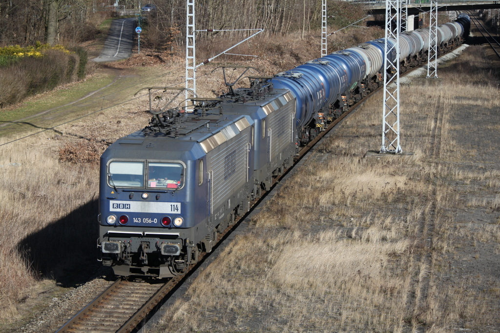 143 056-0 mit Kewa von Rostock-Seehafen nach Stendell bei der Durchfahrt im Haltepunkt Rostock-Kassebohm.24.02.2017 