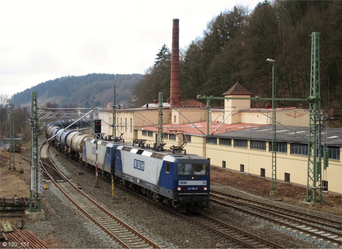 143 056-0 und eine weitere 143 von RBH ziehen am 28.Februar 2015 einen Kesselzug durch Kronach in Richtung Saalfeld.